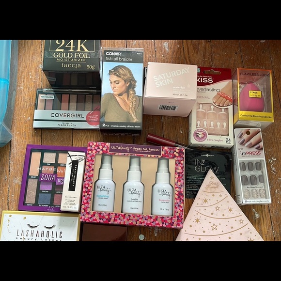 Multiple makeup items - Picture 3 of 5